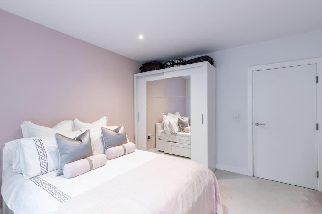 Apartment Luxury 2 Bed Apartment, Chelsea. *
